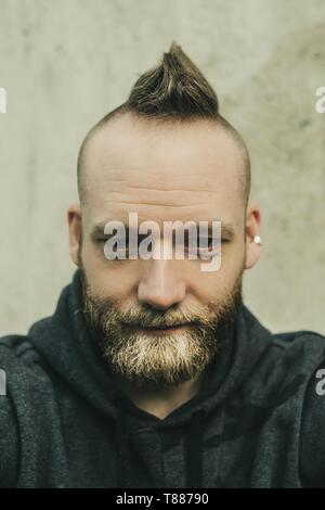 Lächelnd dude in Nahaufnahme, nach unten schauen. Stockfoto