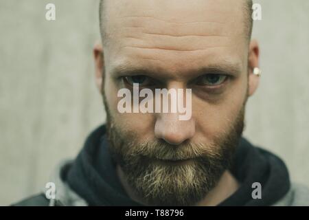 Schwere, bärtiger Mann blickt in die Kamera Stockfoto