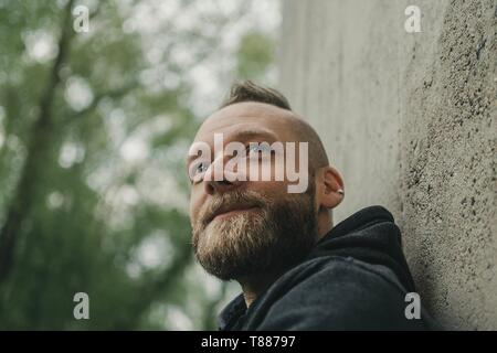 Junge glücklicher Mensch schaut in die Ferne und lächelt Stockfoto