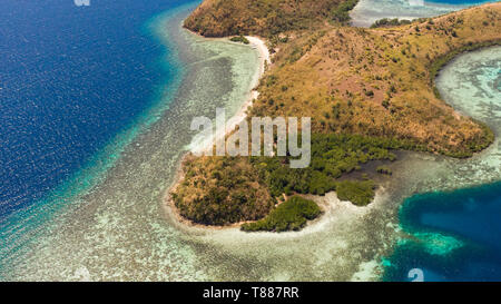 Tropische Insel mit Korallenriffen. Die philippinischen Inseln bei klarem Wetter Luftaufnahme. Philippinen, Palawan Stockfoto