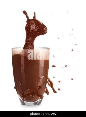 Splash von Kakao in Glas auf weißem Hintergrund Stockfoto