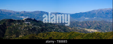 Fernsicht von Comares über die Axarquia Landschaft von Montes Malaga Naturpark Stockfoto