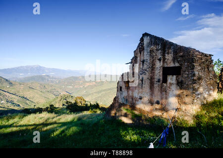 Ruinen einer Unterkunft in der Nähe der Pinienwälder von Montes Malaga Naturpark, Axarquia, Malaga, Andalusien, Costa del Sol, Spanien Stockfoto