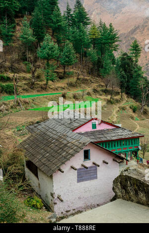 Traditionelles Haus im indischen Dorf im Herbst im Himalaya - Indien Stockfoto