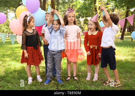 Süße kleine Kinder Geburtstag Party im Freien Stockfoto