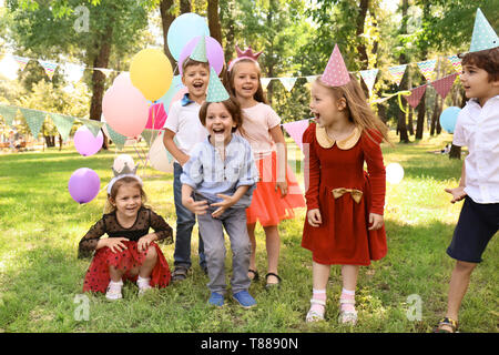 Süße kleine Kinder Geburtstag Party im Freien Stockfoto