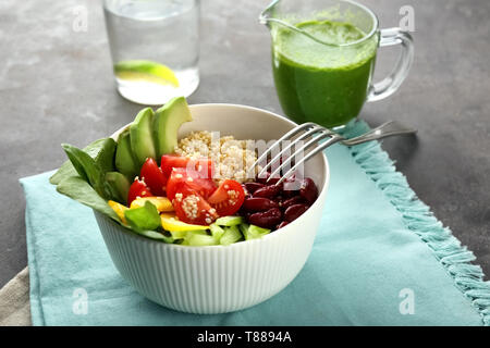 Schüssel mit leckerem Quinoa Salat auf Tabelle Stockfoto