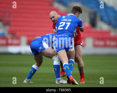 Salford Red Devils' Gil Dudson ist durch und der Rumpf Kr Danny Addy (links) und George Lawler (rechts) während der Coral Challenge Cup Match in der AJ Bell Stadium, Salford in Angriff genommen. Stockfoto