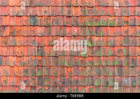 Dach mit roten Fliesen, Alte und zerstörte Dächer abgedeckt. Textur auf ein Dach mit alten Dachziegel. Stockfoto