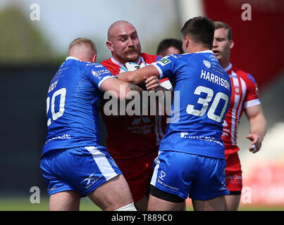 Salford Red Devils' Gil Dudson ist durch und der Rumpf Kr Danny Addy (links) und Owen Harisson (rechts) während der Coral Challenge Cup Match in der AJ Bell Stadium, Salford in Angriff genommen. Stockfoto