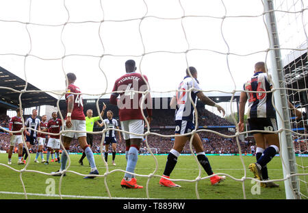 West Bromwich Albion Dwight Gayle (rechts) wird gesendet, nachdem Schiedsrichter Graham Scott zeigt ihn eine zweite gelbe Karte während der Sky Bet Meisterschaft Play-off, Halbfinale, Hinspiel in der Villa Park, Birmingham. Stockfoto