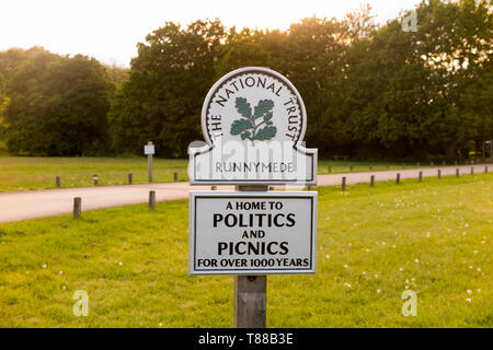 National Trust sign/Wegweiser/Post; Runnymede, Surrey. UK. Runnymede war der Ort der Unterzeichnung der Magna Charta im Jahre 1215. (108) Stockfoto