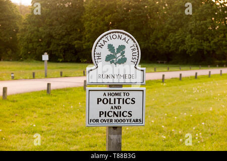 National Trust sign/Wegweiser/Post; Runnymede, Surrey. UK. Runnymede war der Ort der Unterzeichnung der Magna Charta im Jahre 1215. (108) Stockfoto