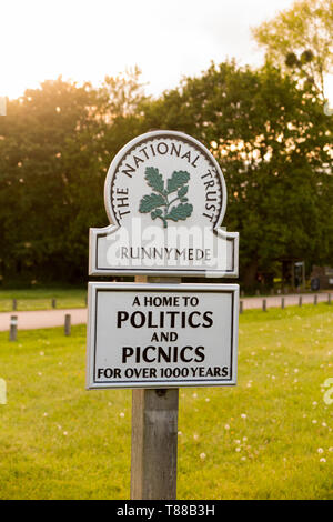 National Trust sign/Wegweiser/Post; Runnymede, Surrey. UK. Runnymede war der Ort der Unterzeichnung der Magna Charta im Jahre 1215. (108) Stockfoto