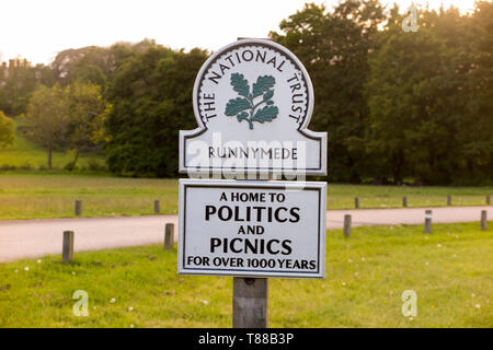 National Trust sign/Wegweiser/Post; Runnymede, Surrey. UK. Runnymede war der Ort der Unterzeichnung der Magna Charta im Jahre 1215. (108) Stockfoto