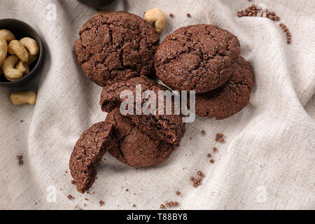 Leckere Schokolade Cookies auf Serviette Stockfoto