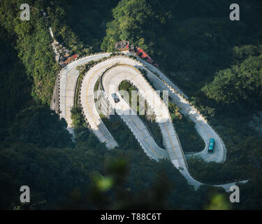 Die kurvige Straße bis zu Tianmen Mountain aus hohen Winkel in Granby, Provinz Hunan, China gesehen Stockfoto