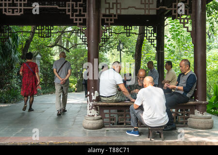 Chengdu, Sichuan, China - 21.09.2017: Ältere Menschen in China Spiele spielen und entspannen in People's Park in Chengdu Stockfoto