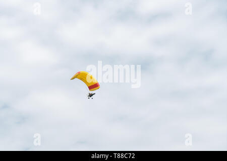 Powered Parachute gegen bewölkte Himmel Stockfoto