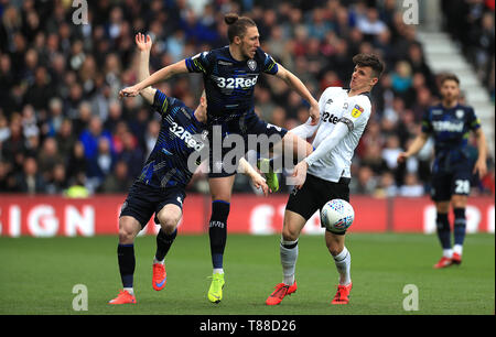 Leeds United ist Lukas Ayling (Mitte) und Derby County Mason Berg (rechts) Kampf um den Ball in den Himmel Wette WM-Play-off, Halbfinale, Hinspiel im Pride Park, Derby. Stockfoto