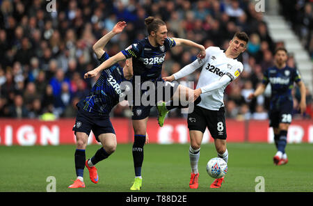 Leeds United ist Lukas Ayling (Mitte) und Derby County Mason Berg (rechts) Kampf um den Ball in den Himmel Wette WM-Play-off, Halbfinale, Hinspiel im Pride Park, Derby. Stockfoto