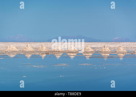 Stapel von Salz in den Salar de Uyuni (Uyuni Salzebenen), Potosi, Bolivien ausgerichtet Stockfoto