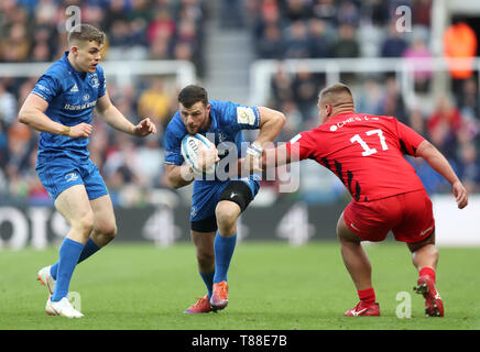 Die Leinster Robbie Henshaw (Mitte) wird von Sarazenen" Richard Barrington (rechts) während der Champions Cup Endrunde an der St James' Park, Newcastle in Angriff genommen. Stockfoto