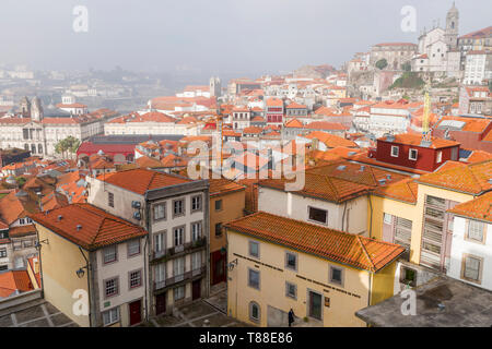 Altstadt von Porto. Blick von der plaza vor der Kathedrale von Porto. Porto, Portugal Stockfoto