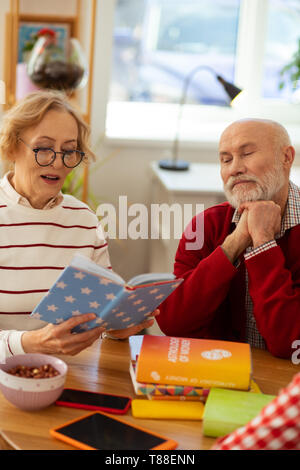 Angenehm nett gealterte Frau lesen schöne Gedichte Stockfoto