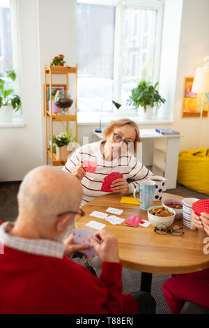 Schön angenehm ältere Frau, die ihre Bewegung Stockfoto