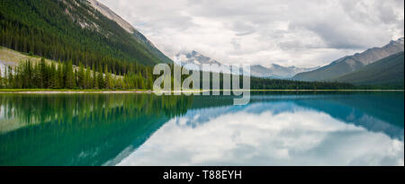 Reisen die Smith Dorrien Spray Trail Straßen durch Wüste Berge & Spiegel wie Seen. Stockfoto