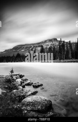 Parkplatz am Schloss Kreuzung und gehen über die Brücke zum Ufer zurück über Bow River auf der Suche nach den verborgenen Peaks von Schloss Berg Stockfoto