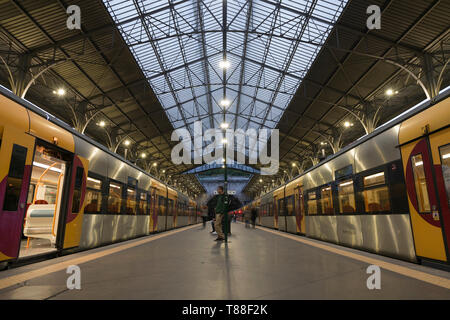 Bahnsteig des Bahnhofs São Bento, EIN schönes Beispiel für Glas- und Eisenarchitektur. Porto, Portugal Stockfoto