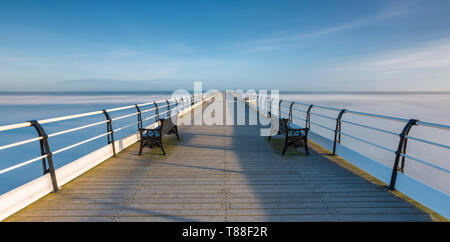 Einen frühen Start und einen schnellen Run auf der Autobahn den Sonnenaufgang in Saltburn-by-the-Sea und die herrlich restaurierten viktorianischen Pier. Stockfoto