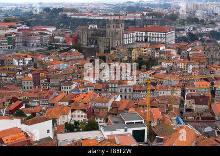 Dächer der Altstadt von Porto, Blick vom Turm von Clérigos. Porto, Portugal Stockfoto