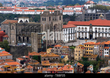 Dächer der Altstadt von Porto. Blick vom Clérigos Tower. Porto, Portugal Stockfoto