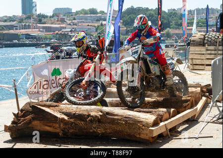 Moto X Fahrer in der Extreme XL Lagares, World Enduro Super Serie 2019 in Porto, Portugal konkurrieren. Stockfoto