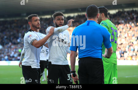 Von Derby County Jayden Bogle Austausch Worte mit den Linien Mann über eine Strafe Entscheidung während der Sky Bet Meisterschaft Play-off, Halbfinale, Hinspiel im Pride Park, Derby. Stockfoto