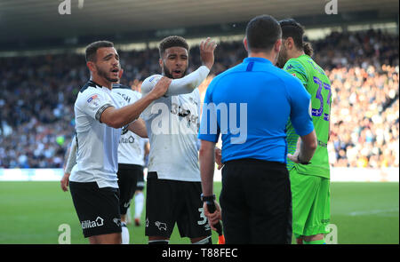 Von Derby County Jayden Bogle Austausch Worte mit den Linien Mann über eine Strafe Entscheidung während der Sky Bet Meisterschaft Play-off, Halbfinale, Hinspiel im Pride Park, Derby. Stockfoto