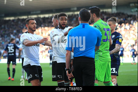 Von Derby County Jayden Bogle Austausch Worte mit den Linien Mann über eine Strafe Entscheidung während der Sky Bet Meisterschaft Play-off, Halbfinale, Hinspiel im Pride Park, Derby. Stockfoto