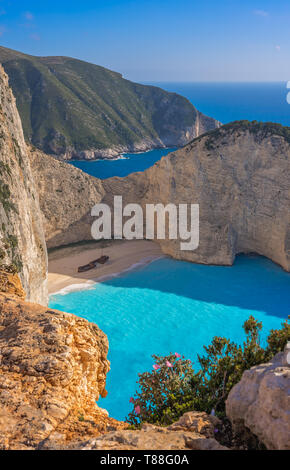 Wrack eines Schmuggler Schiff am Strand an der Unterseite des atemberaubenden Schiffswrack Bucht, Insel Zakynthos, Griechenland Stockfoto