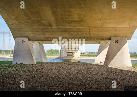 Nijmegen, Niederlande, April 25, 2019: Blick unter der eindrucksvollen Beton Bögen der Abschnitt De Oversteek crossel der neuen Brücke den Fluss chan Stockfoto