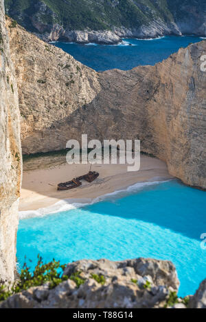 Wrack eines Schmuggler Schiff am Strand an der Unterseite des atemberaubenden Schiffswrack Bucht, Insel Zakynthos, Griechenland Stockfoto