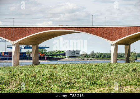 Nijmegen, Niederlande, April 25, 2019: Blick über die überschwemmungsgebiete unter dem Beton und Ziegelsteinen Bögen der Brücke De OVersteek gegenüber der anderen Ba Stockfoto