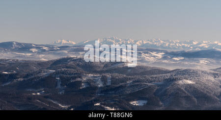 Blick auf einen Teil der Zapadne Tatry, ganze Vysoke und Belaer Tatra von Lysa hora Hill im Winter Moravskoslezske Beskiden in der Tschechischen Republik Stockfoto