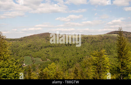 Hala Jaworowa auf kotarz Hill vom Aussichtsturm am Stary Gron Hügel über Brenna Dorf in Beskid Slaski bergen in Polen während des schönen Frühling Tag Stockfoto