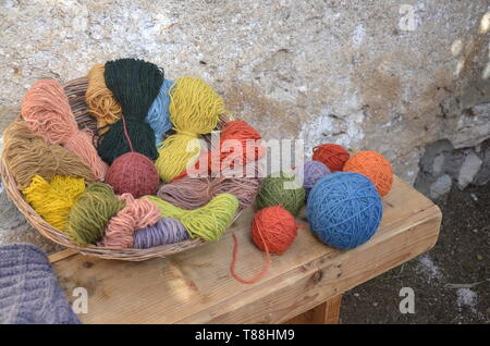 Stricken Garn Kugeln Stockfoto