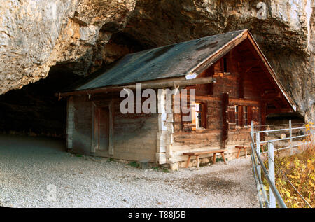 Holzhütte in der Mündung der Wildkirchli-Höhle, Appenzell in der Schweiz Stockfoto