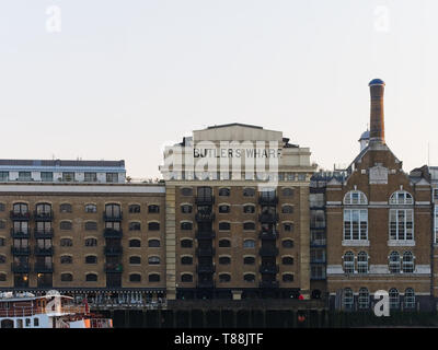 Das historische Butler's Wharf Gebäude an der South Bank der Themse in der Dämmerung, London, UK. Stockfoto