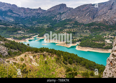 Landschaft rund um den Stausee von Guadelest, in der Nähe von Benidorm, Valencia in Spanien Stockfoto